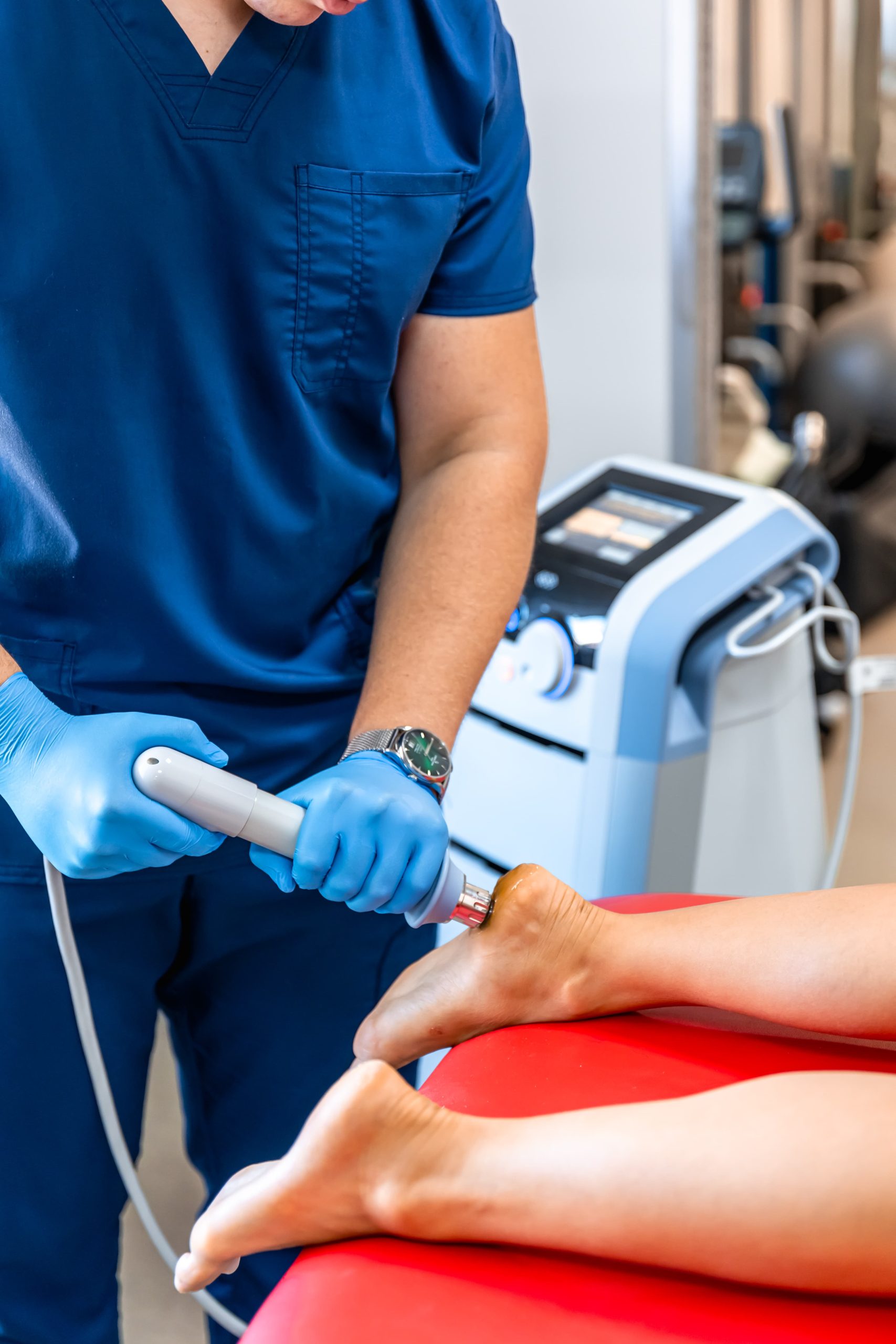 Traitement par ondes de choc sur le pied d'un patient