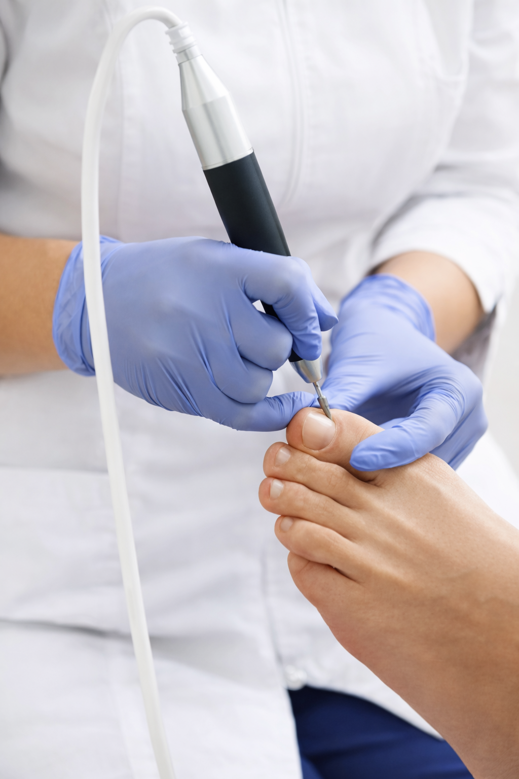 Soin des pieds par un professionnel en clinique